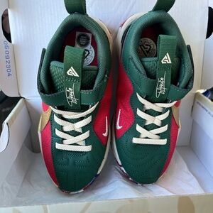 Nike FREAK 5 Kids 11 Green and Red Athletic Shoes